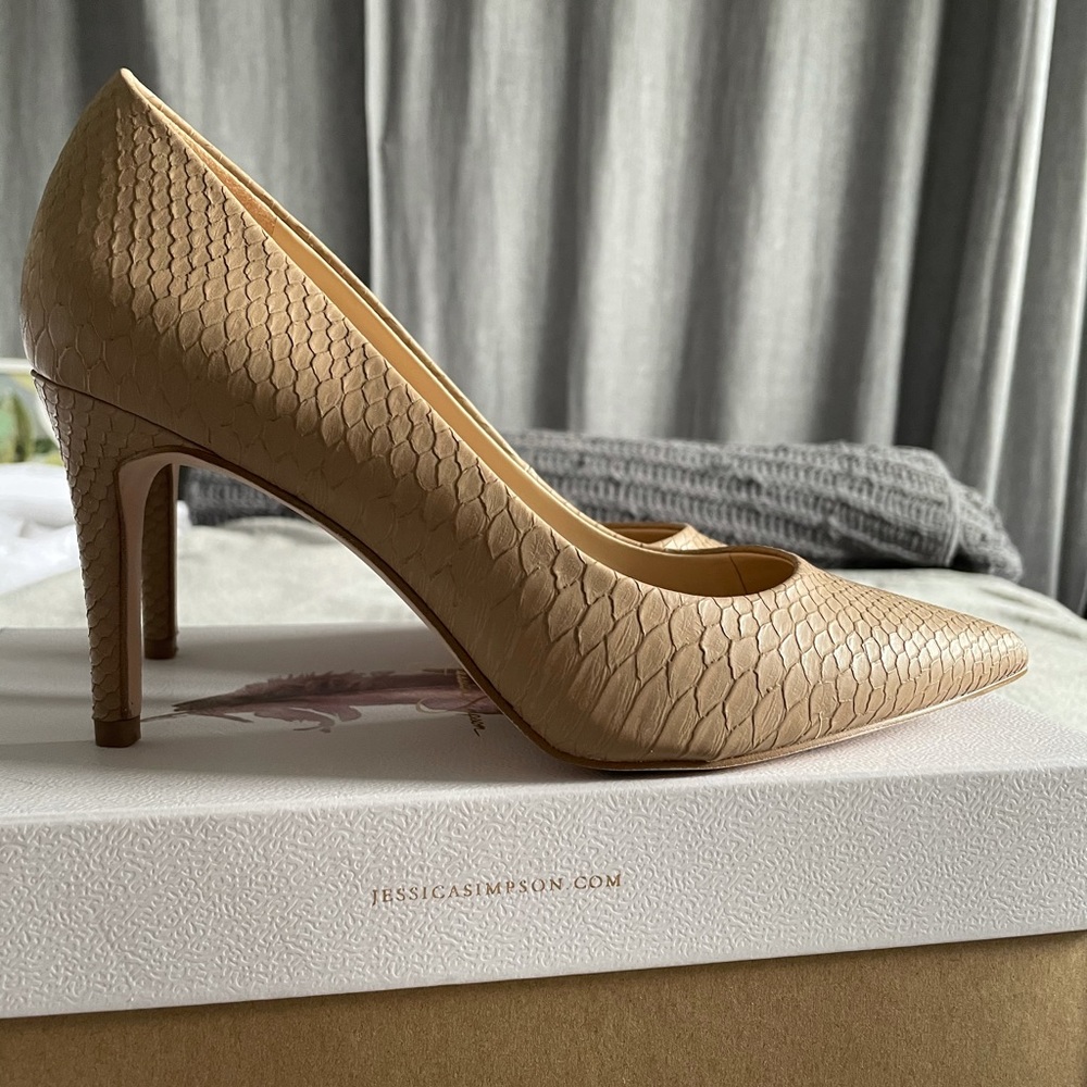Jessica Simpson Carpena pump